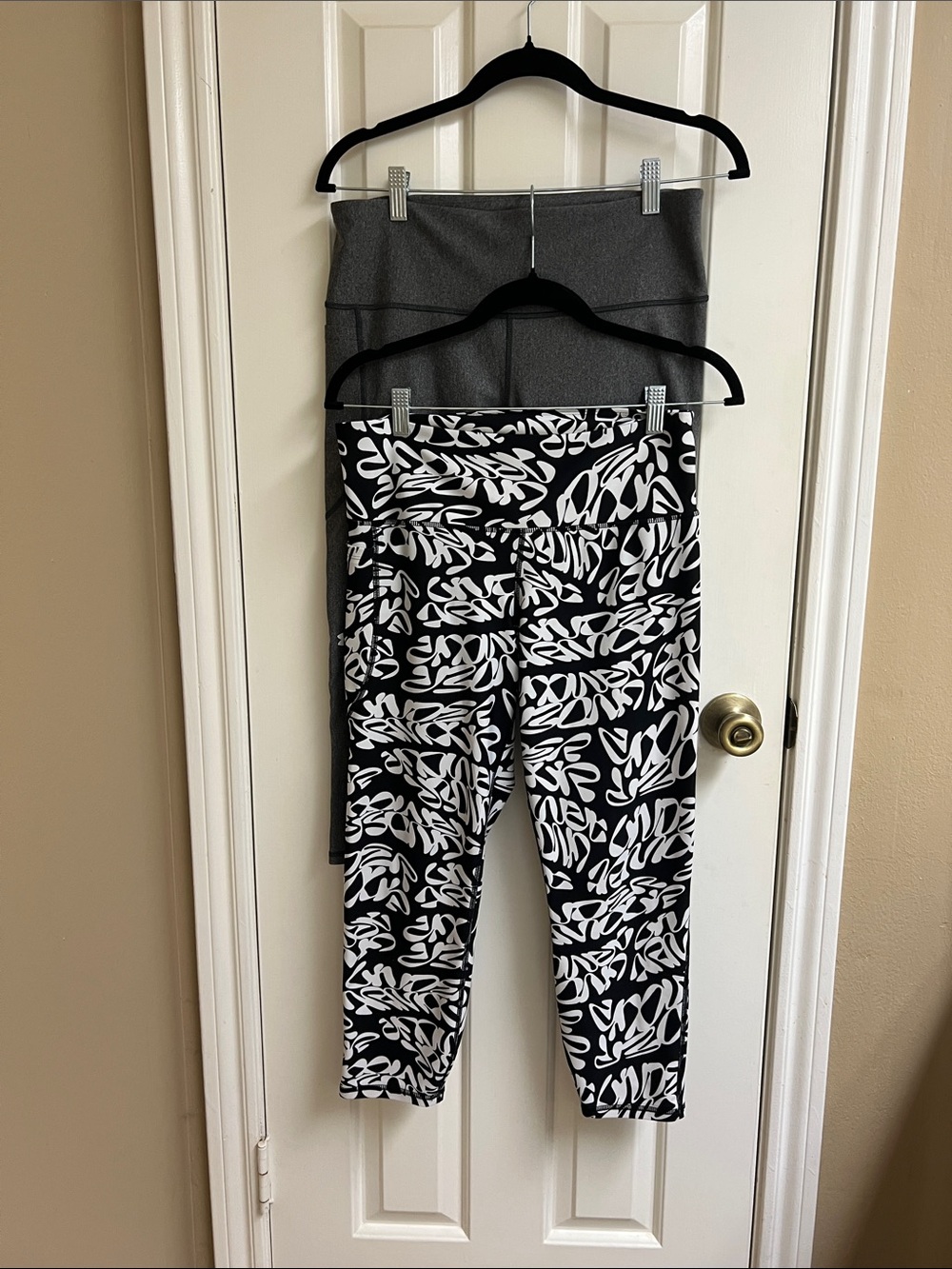 Under Armour Black & White Leaf-Print Leggings size L